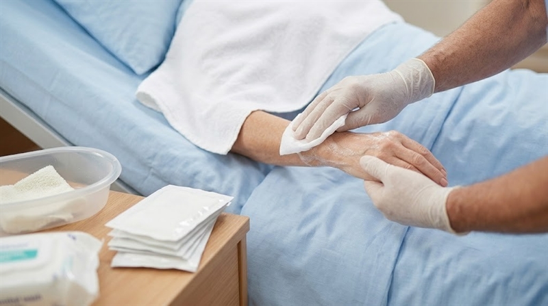 Guida completa all'igiene personale del paziente allettato